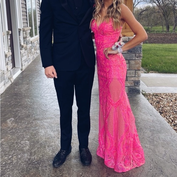 Selling this gorgeous prom dress which was worn once!